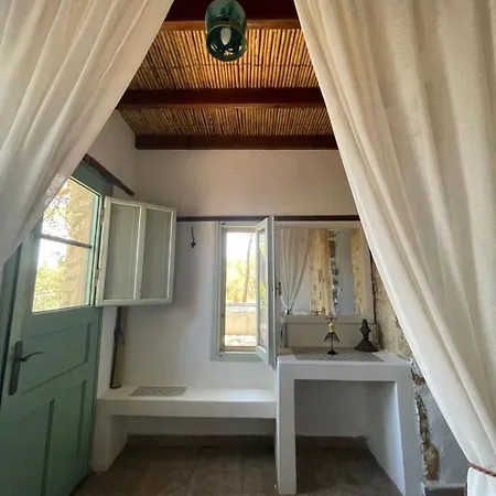 Petrino 2 - Traditional Lerian House * Lakkíon